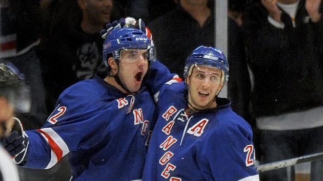 Aleš Kotalík (vlevo) se raduje se svým spoluhráčem z New York Rangers Ryanem Callahanem z branky. Aleš Kotalík (vlevo) se raduje se svým spoluhráčem z New York Rangers Ryanem Callahanem z branky.