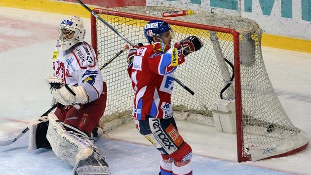 Brankář Třince Peter Hamerlík inkasuje gól od Rostislava Špirka z Pardubic Brankář Třince Peter Hamerlík inkasuje gól od Rostislava Špirka z Pardubic
