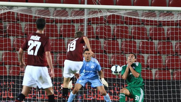 Luboš Kalouda ze Sparty (č. 19) střílí gól do sítě Panathinaikosu Atény ve 3. předkole Ligy mistrů. Luboš Kalouda ze Sparty (č. 19) střílí gól do sítě Panathinaikosu Atény ve 3. předkole Ligy mistrů.