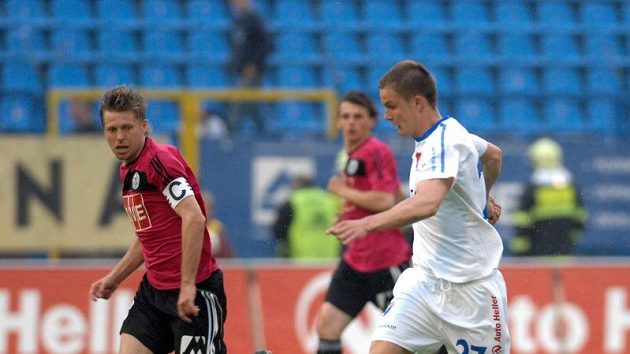 Dominika Krauta z Baníku Ostrava (vpravo) stíhá David Horejš z Českých Budějovic. Dominika Krauta z Baníku Ostrava (vpravo) stíhá David Horejš z Českých Budějovic.