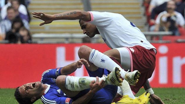 Michael Ballack se svíjí v bolestech po faulu Boatenga z Portsmouthu ve finále Anglického poháru. Michael Ballack se svíjí v bolestech po faulu Boatenga z Portsmouthu ve finále Anglického poháru.