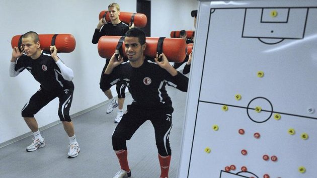 Fotbalisté Slavie zahájili zimní přípravu - zleva vpředu Adam Hloušek a Tijani Belaid. Fotbalisté Slavie zahájili zimní přípravu - zleva vpředu Adam Hloušek a Tijani Belaid.