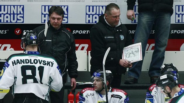 Jiří Šejba (vpravo) na archivním snímku s Luďkem Bukačem mladším na střídačce hokejistů Mladé Boleslavi. Jiří Šejba (vpravo) na archivním snímku s Luďkem Bukačem mladším na střídačce hokejistů Mladé Boleslavi.