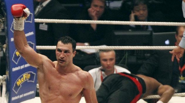 Vladimir Kličko během boxerského zápasu s Eddiem Chambersem. Vladimir Kličko během boxerského zápasu s Eddiem Chambersem.