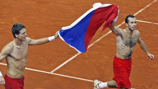Tomáš Berdych (vlevo) a Radek Štěpánek po vítězství nad Chorvatskem Tomáš Berdych (vlevo) a Radek Štěpánek po vítězství nad Chorvatskem