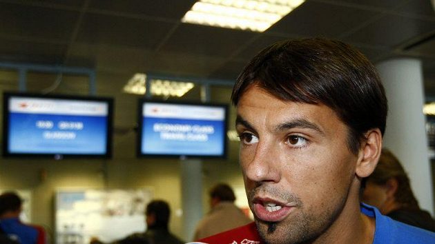 Milan Baroš hovoří s novináři před odletem české reprezentace do Skotska. Milan Baroš hovoří s novináři před odletem české reprezentace do Skotska.