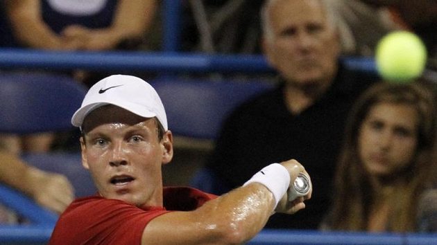 Tomáš Berdych při utkání s Dmitrijem Tursunovem na turnaji ve Washingtonu. Tomáš Berdych při utkání s Dmitrijem Tursunovem na turnaji ve Washingtonu.