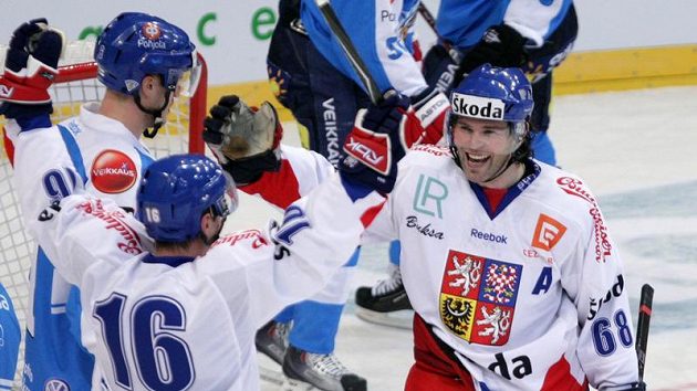Jaromír Jágr (vpravo) se raduje s Petrem Čajánkem z vítězné branky proti Finsku. Jaromír Jágr (vpravo) se raduje s Petrem Čajánkem z vítězné branky proti Finsku.