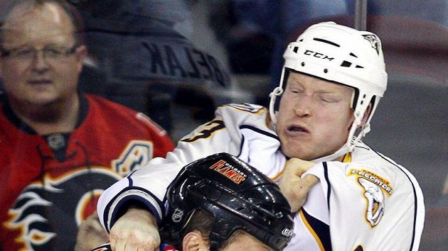 Wade Belak (v bílém) na snímku z roku 2010 při bitce s Brianem McGrattonem. Wade Belak (v bílém) na snímku z roku 2010 při bitce s Brianem McGrattonem.