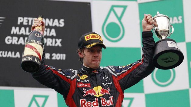 Pilot stáje Red Bull Sebastian Vettel se raduje z vítězství v GP Malajsie. Pilot stáje Red Bull Sebastian Vettel se raduje z vítězství v GP Malajsie.