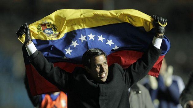 Venezuelský kouč César Farías s vlajkou své země nad hlavou slaví historickýn postup do semifinále. Venezuelský kouč César Farías s vlajkou své země nad hlavou slaví historickýn postup do semifinále.