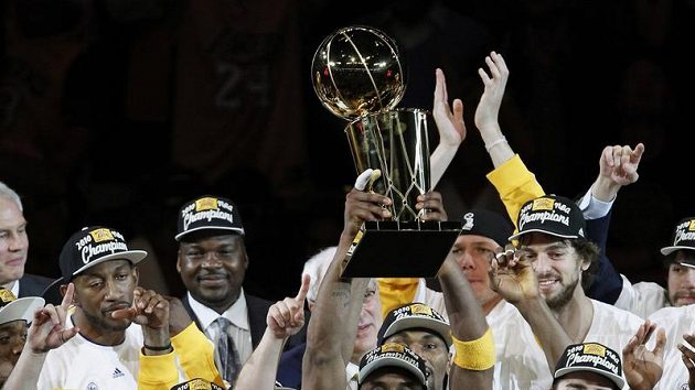 Basketbalisté Los Angeles Lakers se radují z vítězství v NBA za ročník 2009/10. Basketbalisté Los Angeles Lakers se radují z vítězství v NBA za ročník 2009/10.