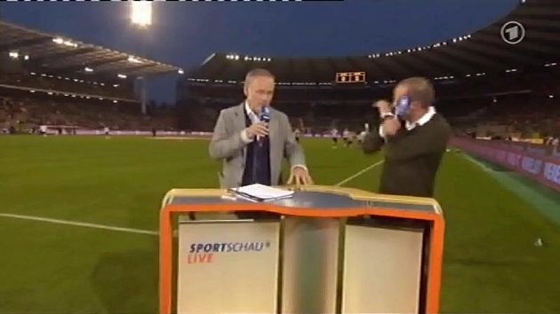 Mehmet Scholl se brání před neviditelným míčem Mehmet Scholl se brání před neviditelným míčem