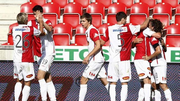 Fotbalisté Slavie slaví gól Stanislava Vlčka v duelu s Mladou Boleslaví. Fotbalisté Slavie slaví gól Stanislava Vlčka v duelu s Mladou Boleslaví.