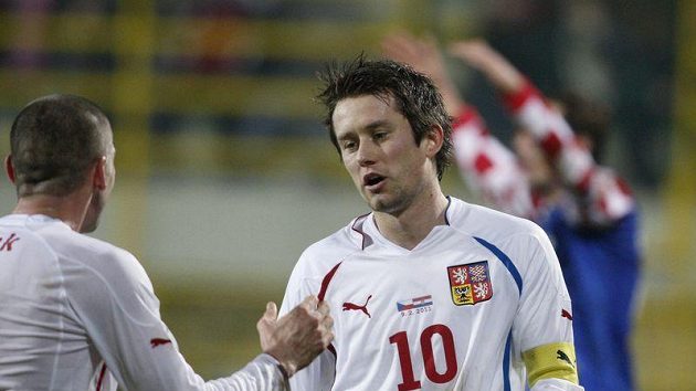 Tomáš Rosický (vpravo) oslavuje s Janem Rezkem gól vstřelený Chorvatsku. Jejich snažení v Černé Hoře však možná diváci v televizi neuvidí... Tomáš Rosický (vpravo) oslavuje s Janem Rezkem gól vstřelený Chorvatsku. Jejich snažení v Černé Hoře však možná diváci v televizi neuvidí...