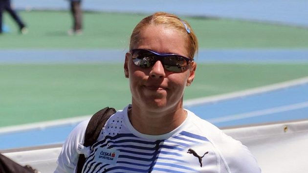 Věra Cechlová zklamaně opouští diskařský sektor. Věra Cechlová zklamaně opouští diskařský sektor.