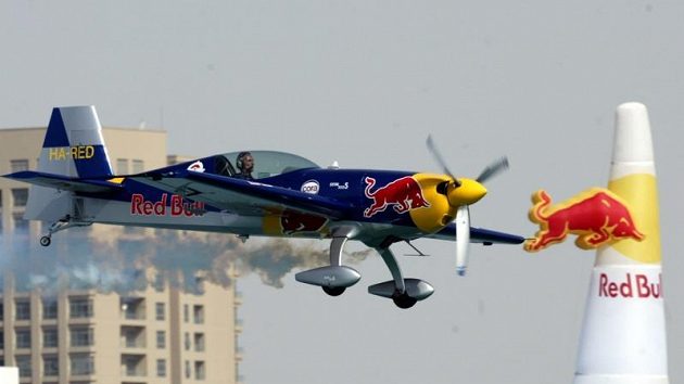 Letci se při oprvním dílu Red Bull Air Race sešli v Abú Zabí. Letci se při oprvním dílu Red Bull Air Race sešli v Abú Zabí.