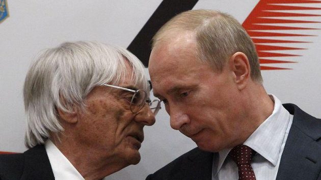 Bernie Ecclestone a Vladimír Putin po podpisu smlouvy. Bernie Ecclestone a Vladimír Putin po podpisu smlouvy.