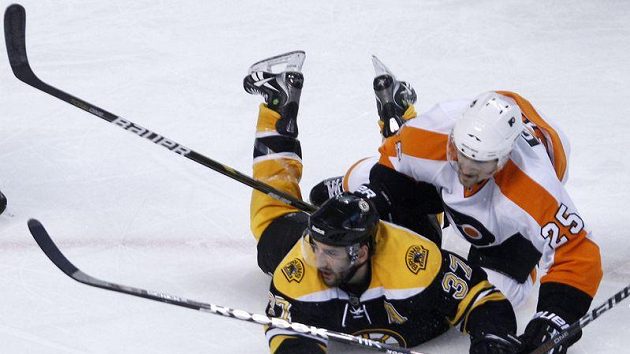 Patrik Bergeron (vlevo) si po srážce s hráčem Philadelphie minimálně jeden zápas nezahraje. Patrik Bergeron (vlevo) si po srážce s hráčem Philadelphie minimálně jeden zápas nezahraje.