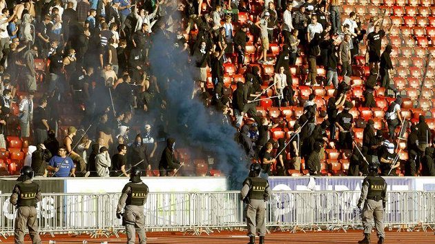 Sektor fanoušků Grasshopper Curych se při městském derby s FC změnil ve válečnou zónu. Sektor fanoušků Grasshopper Curych se při městském derby s FC změnil ve válečnou zónu.