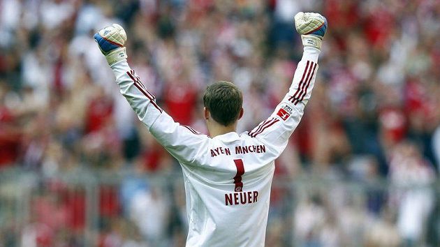 Gólman Bayernu Mnichov Manuel Neuer se raduje z gólu svých spoluhráčů při kanonádě proti Hamburku. Gólman Bayernu Mnichov Manuel Neuer se raduje z gólu svých spoluhráčů při kanonádě proti Hamburku.