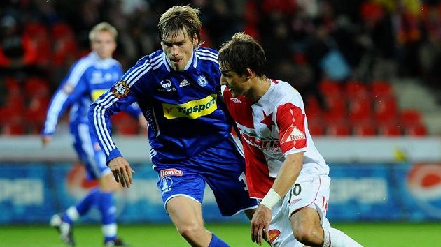 Slávista Rudolf Skácel (vpravo) v souboji s olomouckým Alešem Škerlem. Slávista Rudolf Skácel (vpravo) v souboji s olomouckým Alešem Škerlem.