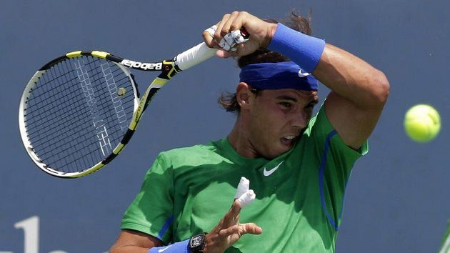 Rafael Nadal nastoupil k utkání se zabandážovanými prsty. Rafael Nadal nastoupil k utkání se zabandážovanými prsty.