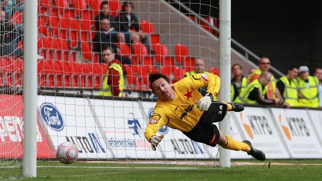 Brankář Slavie Martin Vaniak inkasuje branku. Brankář Slavie Martin Vaniak inkasuje branku.