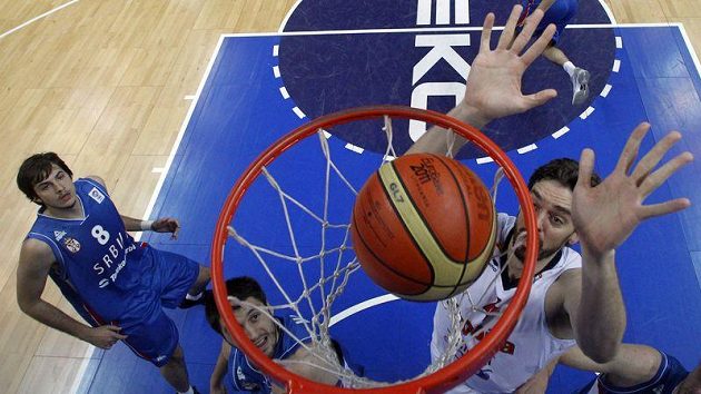 Paul Gasol dává koš na ME basketbalistů v Litvě Paul Gasol dává koš na ME basketbalistů v Litvě