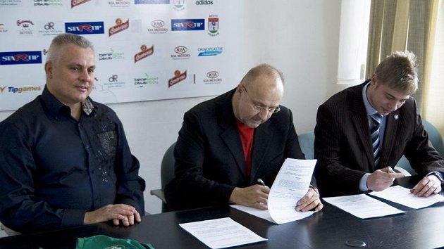 Robert Změlík, Jaroslav Starka a Petr Větrovský při podpisu smlouvy se sázkovou kanceláři Startip. Robert Změlík, Jaroslav Starka a Petr Větrovský při podpisu smlouvy se sázkovou kanceláři Startip.