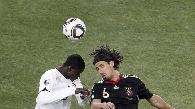 Sami Khedira (vpravo) během utkání MS v Jihoafrické republice. Sami Khedira (vpravo) během utkání MS v Jihoafrické republice.