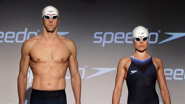Michael Phelps s Natalií Coughlinovou v nových plavkách pro olympijské hry. Michael Phelps s Natalií Coughlinovou v nových plavkách pro olympijské hry.
