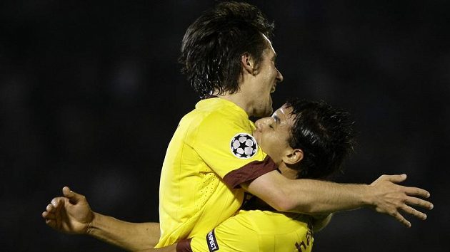 Tomáš Rosický z Arsenalu (vlevo) slaví s úspěšným střelcem Marouanem Šammachem. Tomáš Rosický z Arsenalu (vlevo) slaví s úspěšným střelcem Marouanem Šammachem.