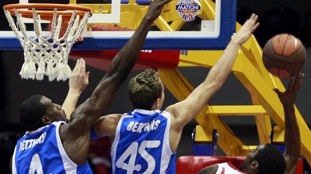 Basketbalista Nymburku Lewis bojuje pod košem Ventspilsu. Basketbalista Nymburku Lewis bojuje pod košem Ventspilsu.