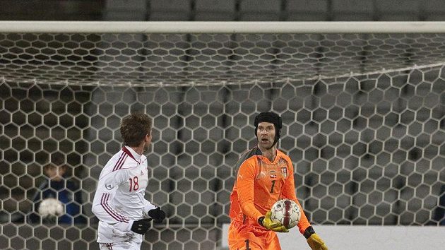 Petr Čech si připsal asistenci na gólu, ale jeho tým se výsledkově trápí. Petr Čech si připsal asistenci na gólu, ale jeho tým se výsledkově trápí.