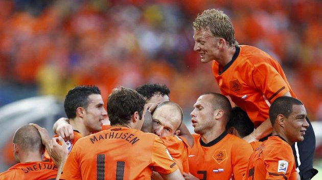 Fotbalisté Nizozemska se radují po gólu, který Arjen Robben (uprostřed) vstřelil Slovákům. Fotbalisté Nizozemska se radují po gólu, který Arjen Robben (uprostřed) vstřelil Slovákům.