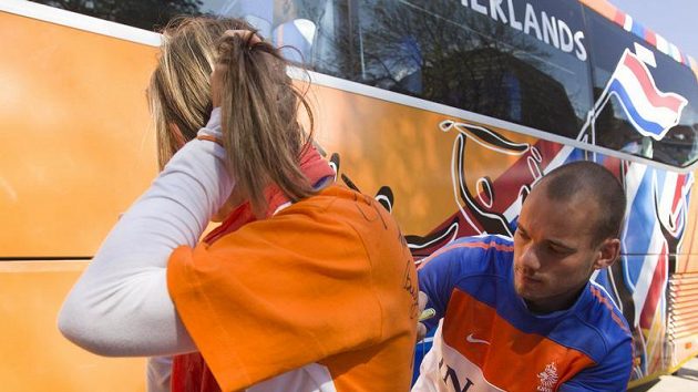 Wesley Sneijder (vpravo) podepisuje dres fanynce nizozemského týmu v Johannesburgu. Wesley Sneijder (vpravo) podepisuje dres fanynce nizozemského týmu v Johannesburgu.