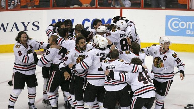 Hokejisté Chicaga oslavují triumf ve Stanley Cupu Hokejisté Chicaga oslavují triumf ve Stanley Cupu