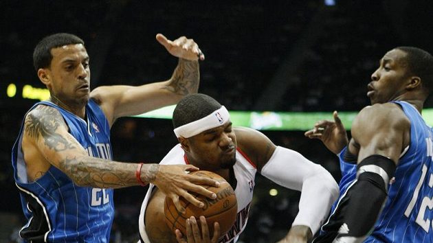 Basketbalista Atlanty Josh Smith (uprostřed) se stal hrdinou zápasu. Basketbalista Atlanty Josh Smith (uprostřed) se stal hrdinou zápasu.