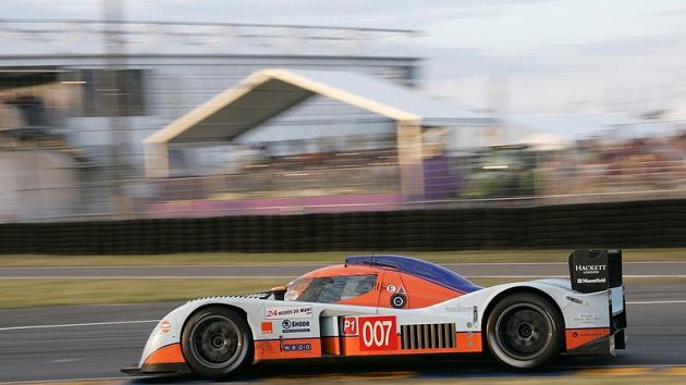 Prototyp Aston Martin posádky Charouz, Enge, Mücke během závodu 24 hodin Le Mans Prototyp Aston Martin posádky Charouz, Enge, Mücke během závodu 24 hodin Le Mans