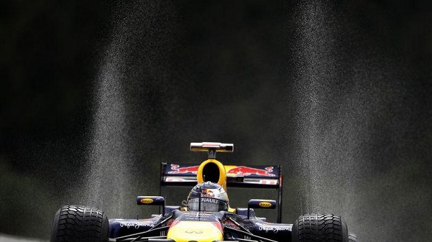 Sebastian Vettel na mokré trati v belgickém Spa-Francorchamps Sebastian Vettel na mokré trati v belgickém Spa-Francorchamps