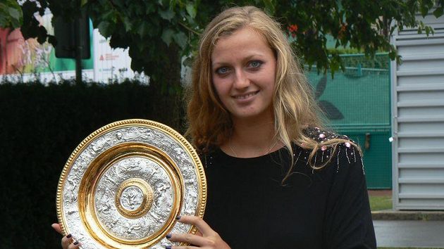 Tenistka Petra Kvitová s trofejí pro vítězku Wimbledonu Tenistka Petra Kvitová s trofejí pro vítězku Wimbledonu