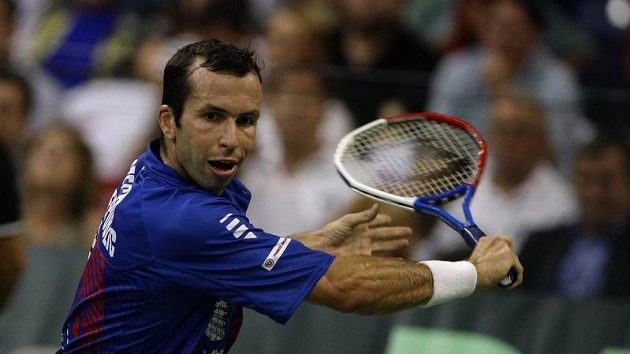 Radek Štěpánek v prvním pátečním zápase se Srbem Viktorem Toickim. Radek Štěpánek v prvním pátečním zápase se Srbem Viktorem Toickim.
