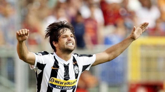 Diego v dresu Juventusu se raduje z branky. Diego v dresu Juventusu se raduje z branky.