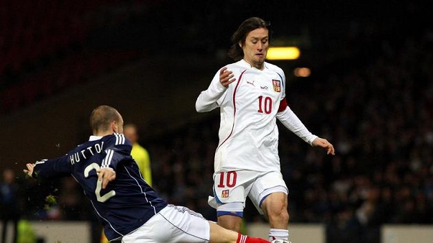 Skot Alan Hutton se snaží odebrat míč Tomáši Rosickému v přípravném utkání. Skot Alan Hutton se snaží odebrat míč Tomáši Rosickému v přípravném utkání.