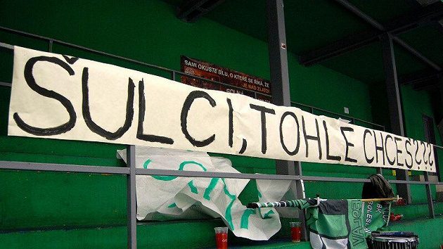 Fanoušci Mladé Boleslavi odešli při utkání z hlediště. Fanoušci Mladé Boleslavi odešli při utkání z hlediště.