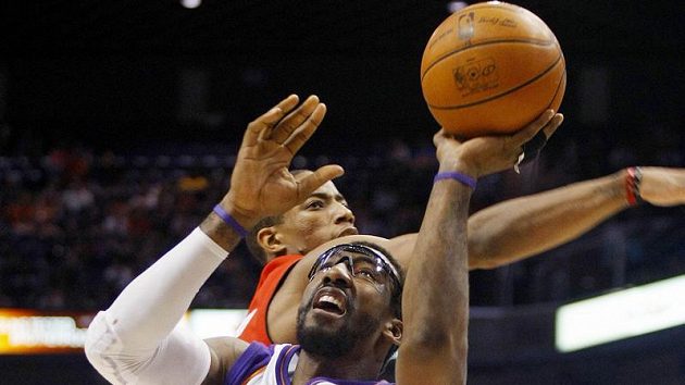 Basketbalista Phoenix Suns Amare Stoudemire střílí koš Torontu. Basketbalista Phoenix Suns Amare Stoudemire střílí koš Torontu.