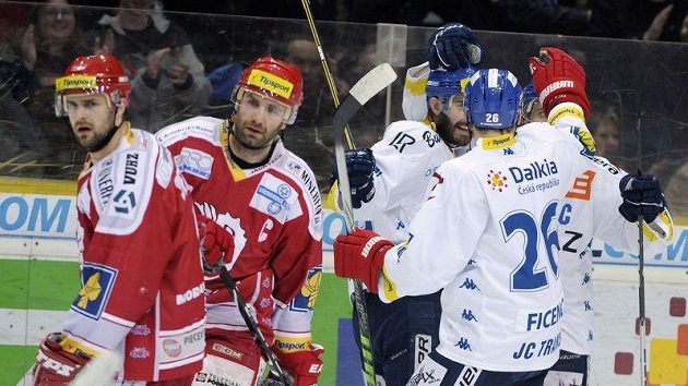 Hokejisté Vítkovic (vpravo) se radují ze vstřeleného gólu proti Třinci Hokejisté Vítkovic (vpravo) se radují ze vstřeleného gólu proti Třinci