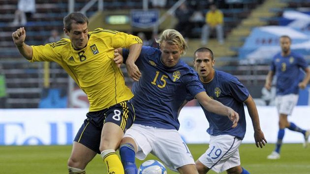 Ola Toivonen ze Švédska (vpravo) bojuje o míč z Kevinem Thomsonem ze Skotska. Ola Toivonen ze Švédska (vpravo) bojuje o míč z Kevinem Thomsonem ze Skotska.