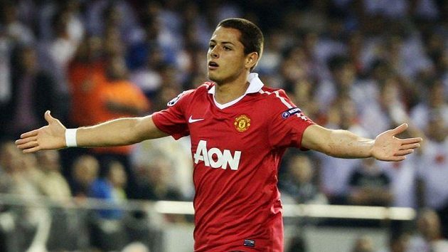 Mexičan Javier Hernández z Manchesteru United při své typické oslavě gólu. Mexičan Javier Hernández z Manchesteru United při své typické oslavě gólu.